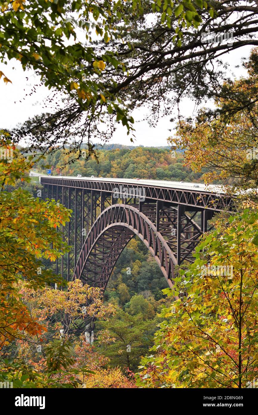 Herbstfarben mit Blick auf die Brücke über den New River Schlucht Stockfoto