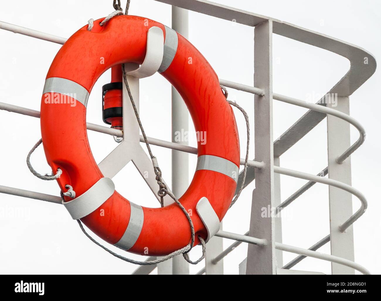 Rettungsboje auf einem Schiffsgeländer Stockfoto