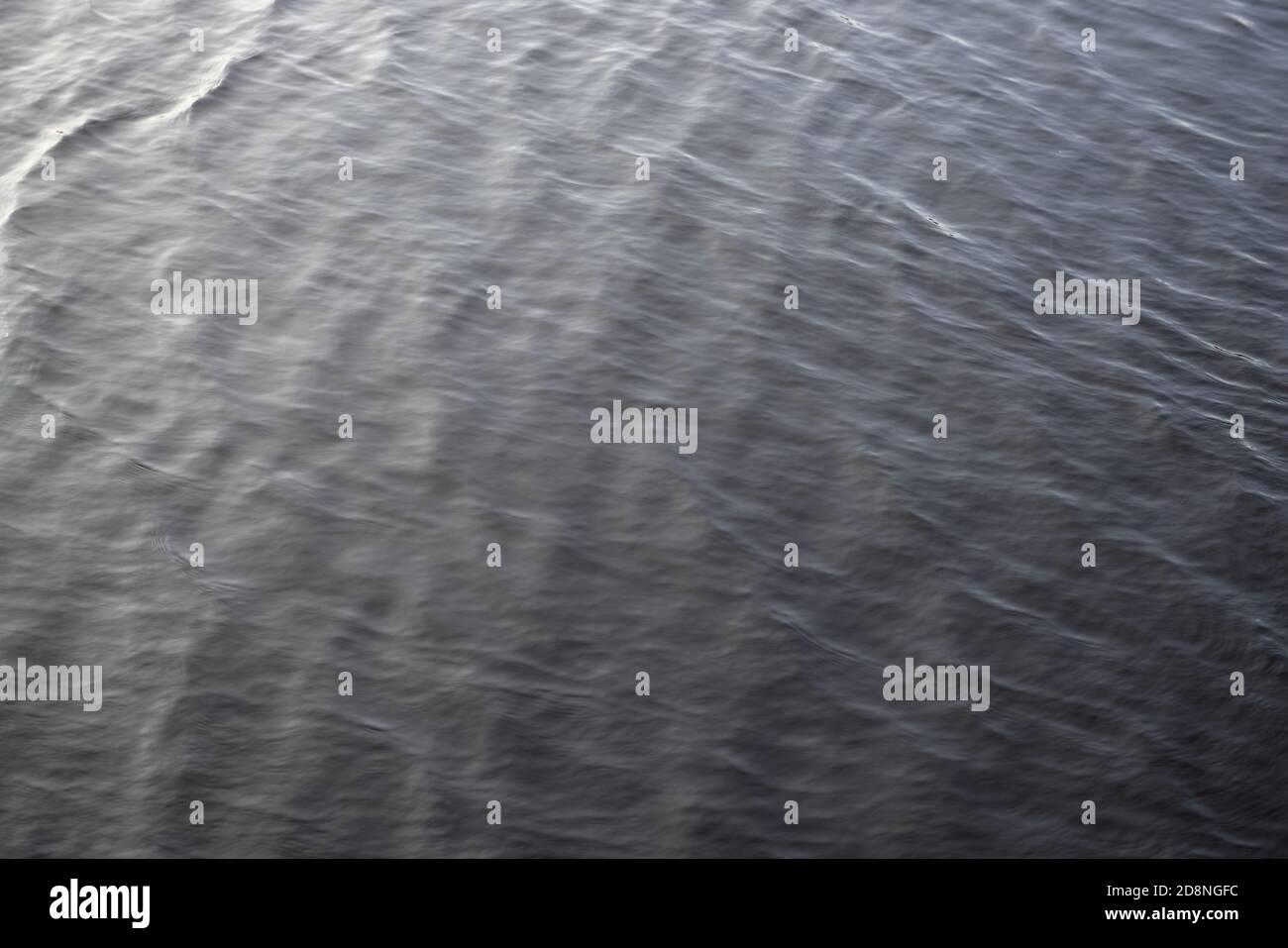 4 - abstrakte Hintergrund Wasser Textur, sanfte und glatte Wasser Wellen. Im Freien Stausee See, bei natürlichem Tageslicht. Vollformatbild Stockfoto