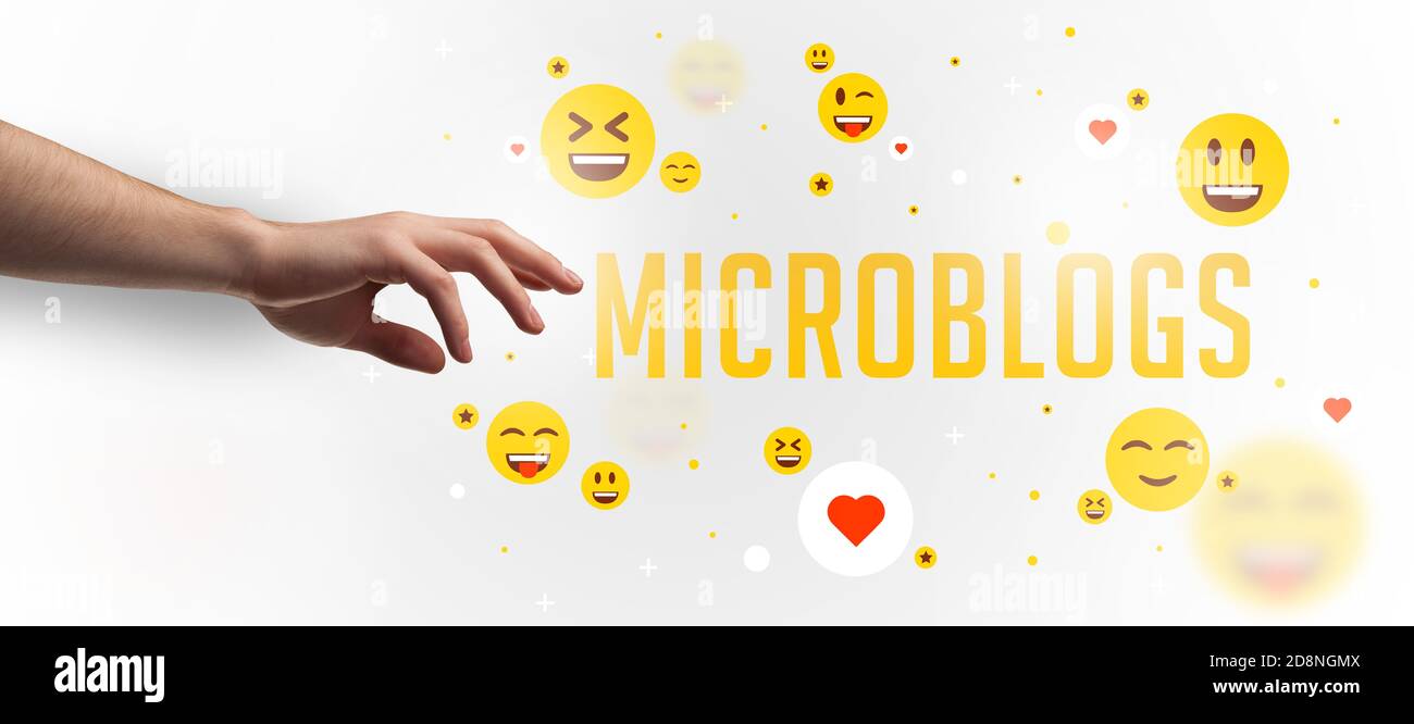 Nahaufnahme der zugeschnittenen Hand zeigt auf MICROBLOGS Inschrift, Social Media Konzept Stockfoto