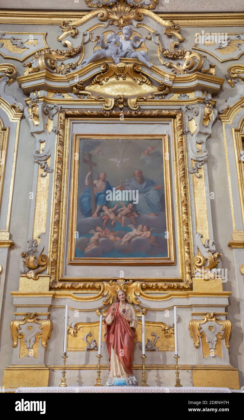 BOLOGNA, ITALIEN - 17. MÄRZ 2014: Altar und Gemälde der Heiligen Dreifaltigkeit in der Barockkirche Fronleichnam von Marcantonio Franceschini. Stockfoto