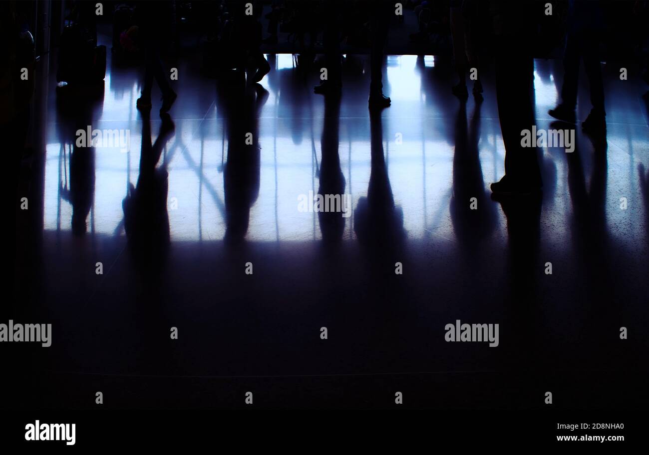 Eine Menge Leute, in Silhouette, warten in der Schlange am Flughafen Stockfoto