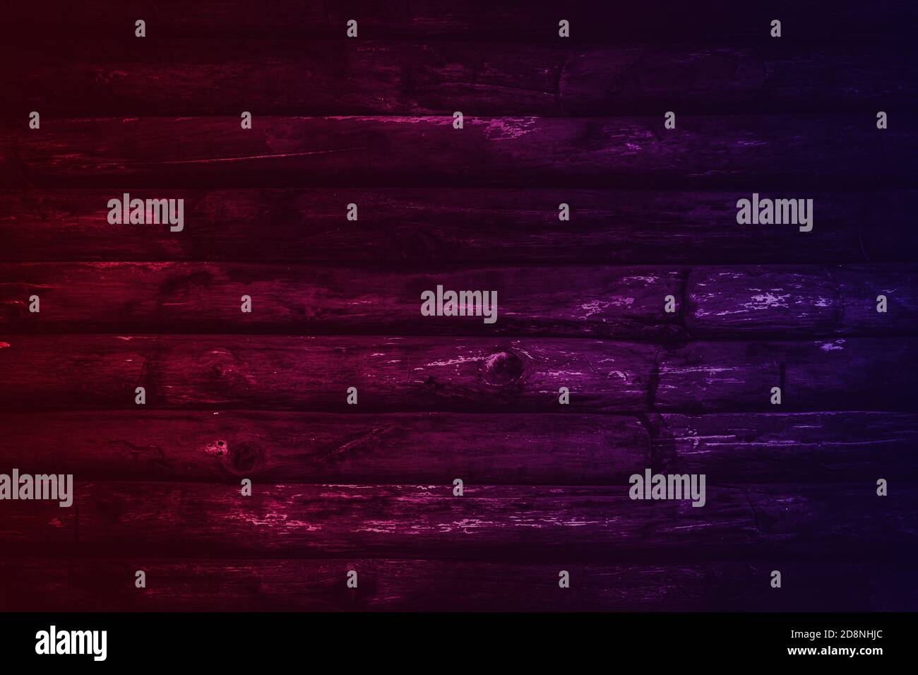 Neon Licht auf Holz Plank Wand Textur Hintergrund. Lichteffekt rot und blau Neon Hintergrund Holz Wandtäfelung Textur. Stockfoto