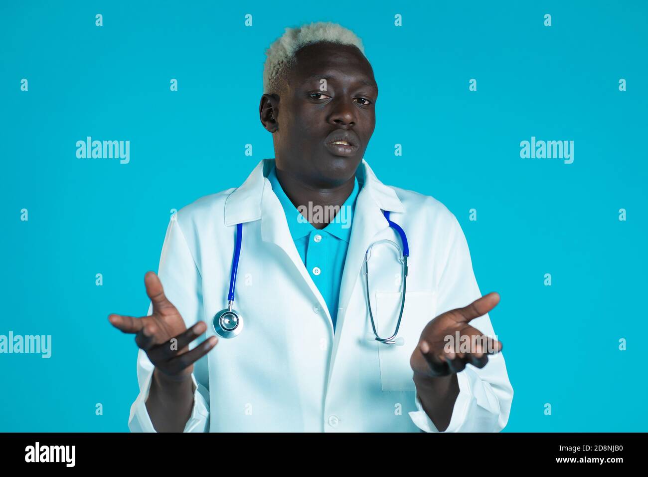 Porträt von unsicher afrikanischen Arzt in professionellen medizinischen weißen Mantel zuckt seine Arme, macht Geste von Ich weiß nicht, Pflege. Körpersprache. DOC man. Stockfoto