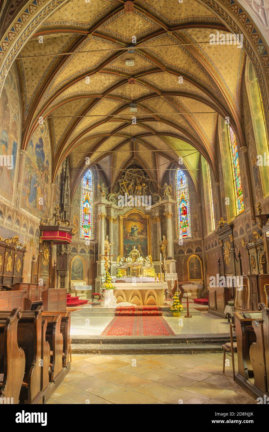 ROZNAVA, SLOWAKEI - 19. APRIL 2014: Das Presbyterium der Kathedrale. Stockfoto