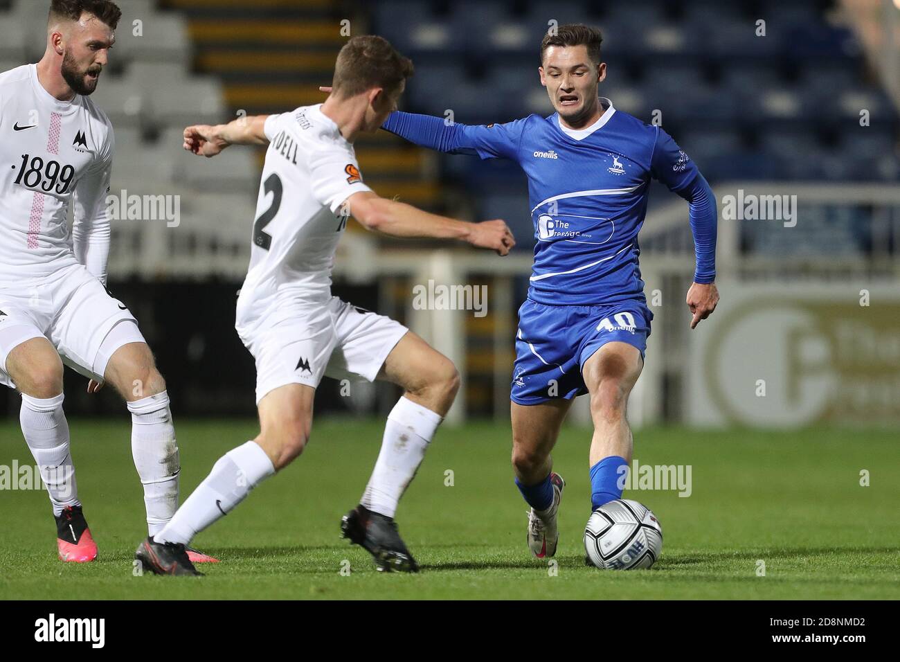 Hartlepool, Großbritannien. Oktober 2020. Luke Molyneux von Hartlepool United im Einsatz mit Ben Wynter von Torquay United während des Spiels der Vanarama National League zwischen Hartlepool United und Torquay United im Victoria Park, Hartlepool, am Samstag, den 31. Oktober 2020. (Kredit: Mark Fletcher, Mi News) Kredit: MI Nachrichten & Sport /Alamy Live Nachrichten Stockfoto