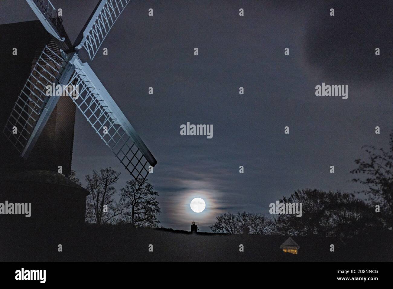 Brill, Buckinghamshire, Großbritannien. 31. Oktober 2020. Blauer Mond. Der blaue Mond steigt in der Nähe von Brill Windmill in der Halloween-Nacht auf. Der blaue Mond ist der zweite Vollmond in einem Monat. In der letzten Minute kamen Wolken herein, die einen klaren Aufstieg verhinderten. Kredit: Sidney Bruere/Alamy Live Nachrichten Stockfoto