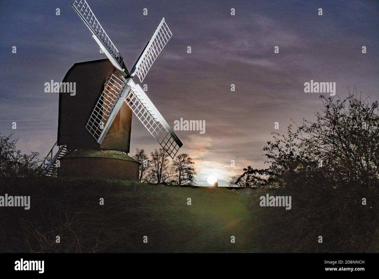 Brill, Buckinghamshire, Großbritannien. 31. Oktober 2020. Blauer Mond. Der blaue Mond steigt in der Nähe von Brill Windmill in der Halloween-Nacht auf. Der blaue Mond ist der zweite Vollmond in einem Monat. In der letzten Minute kamen Wolken herein, die einen klaren Aufstieg verhinderten. Kredit: Sidney Bruere/Alamy Live Nachrichten Stockfoto