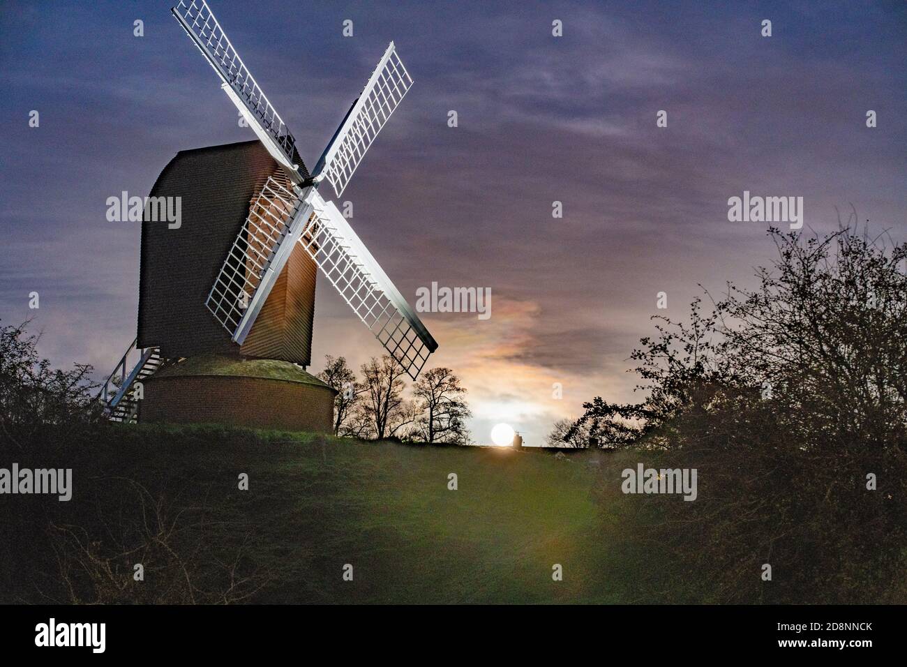 Brill, Buckinghamshire, Großbritannien. 31. Oktober 2020. Blauer Mond. Der blaue Mond steigt in der Nähe von Brill Windmill in der Halloween-Nacht auf. Der blaue Mond ist der zweite Vollmond in einem Monat. In der letzten Minute kamen Wolken herein, die einen klaren Aufstieg verhinderten. Kredit: Sidney Bruere/Alamy Live Nachrichten Stockfoto