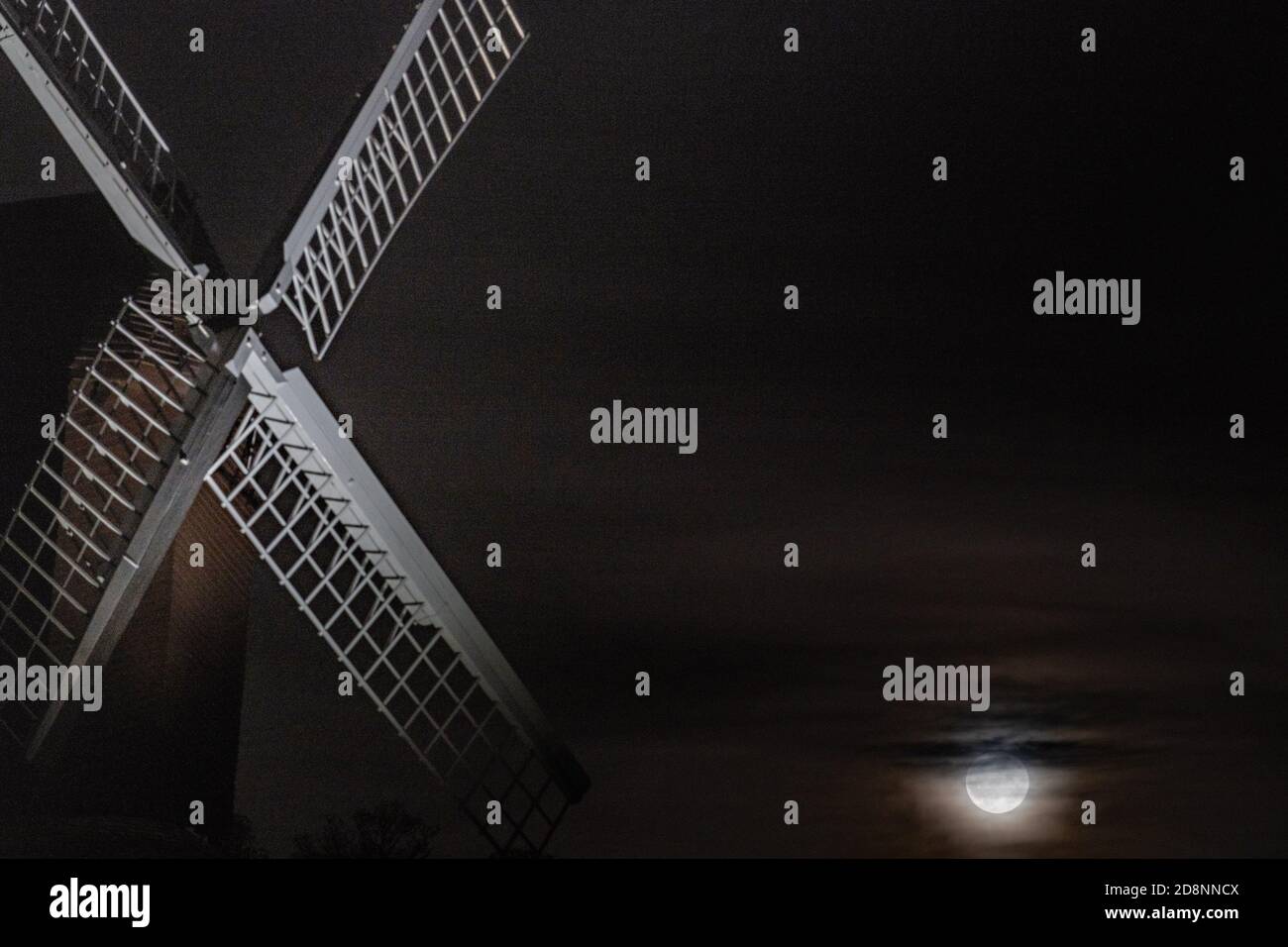 Brill, Buckinghamshire, Großbritannien. 31. Oktober 2020. Blauer Mond. Der blaue Mond steigt in der Nähe von Brill Windmill in der Halloween-Nacht auf. Der blaue Mond ist der zweite Vollmond in einem Monat. In der letzten Minute kamen Wolken herein, die einen klaren Aufstieg verhinderten. Kredit: Sidney Bruere/Alamy Live Nachrichten Stockfoto