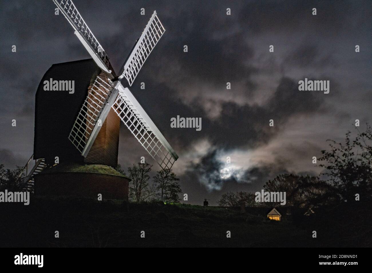 Brill, Buckinghamshire, Großbritannien. 31. Oktober 2020. Blauer Mond. Der blaue Mond steigt in der Nähe von Brill Windmill in der Halloween-Nacht auf. Der blaue Mond ist der zweite Vollmond in einem Monat. In der letzten Minute kamen Wolken herein, die einen klaren Aufstieg verhinderten. Kredit: Sidney Bruere/Alamy Live Nachrichten Stockfoto