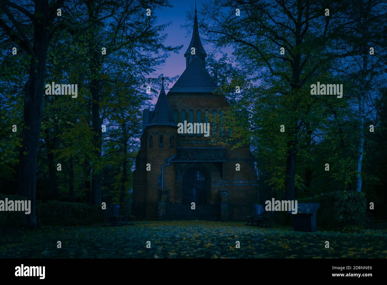 Friedhofskapelle bei Nacht, Herbstbäume, gruselige Kapelle auf einem Friedhof bei Nacht, abstrakte Farben, bunt, kunstvoll Stockfoto