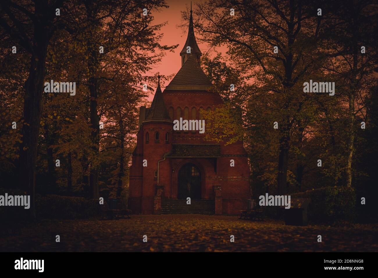 Friedhofskapelle bei Nacht, Herbstbäume, gruselige Kapelle auf einem Friedhof bei Nacht, abstrakte Farben, bunt, kunstvoll Stockfoto