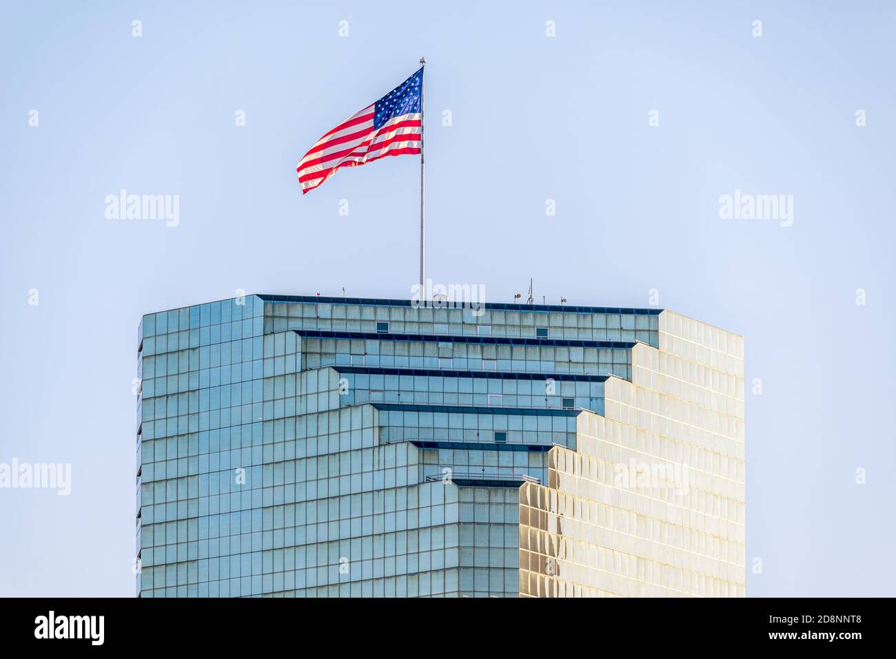Amerikanische Flagge auf einem Gebäude an einem Oktobermorgen. San Diego, CA, USA. Stockfoto