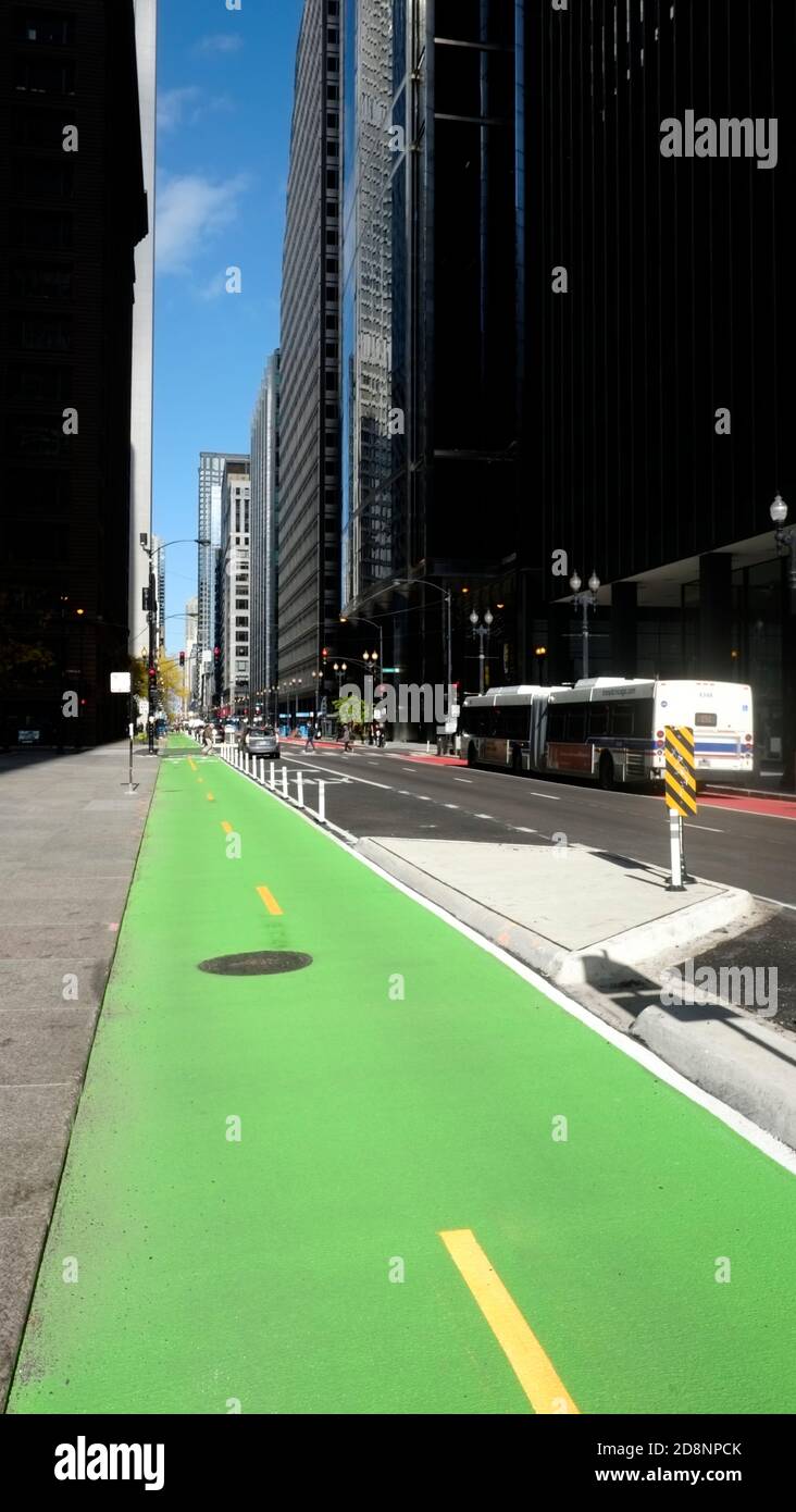 Das On-Street-Bike-Netzwerk der City of Chicago besteht aus über 248 Meilen geschützten Fahrradwegen, gepufferten Fahrradwegen und konventionellen Fahrradwegen Stockfoto