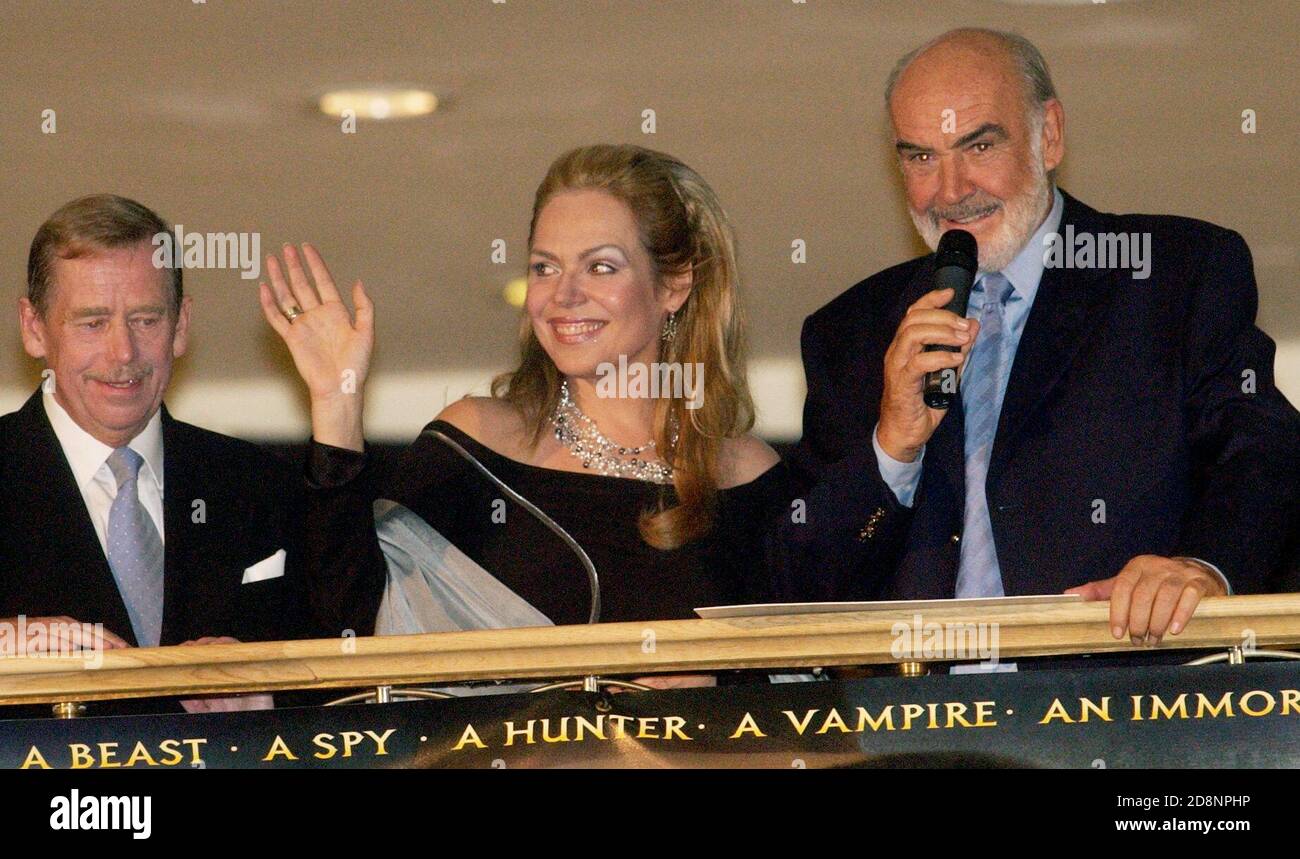 Prag, Tschechische Republik. August 2003. ***DATEI FOTO*** der britische Schauspieler Sean Connery, rechts, der ehemalige tschechische Präsident Vaclav Havel, links, und seine Frau Dagmar Havlova, Mitte, besuchen am Dienstag, den 11. August 2003, die Europa-Premiere von Connerys neuestem Film "der Bund außergewöhnlicher Herren" im Prager Kino Slovansky Dum. Der schottische Schauspieler Sean Connery, der von vielen als der beste James Bond angesehen wird, ist am Samstag, dem 31. Oktober 2020, im Alter von 90 Jahren gestorben, wie seine Familie mitteilte. Kredit: Michal Dolezal/CTK Foto/Alamy Live Nachrichten Stockfoto