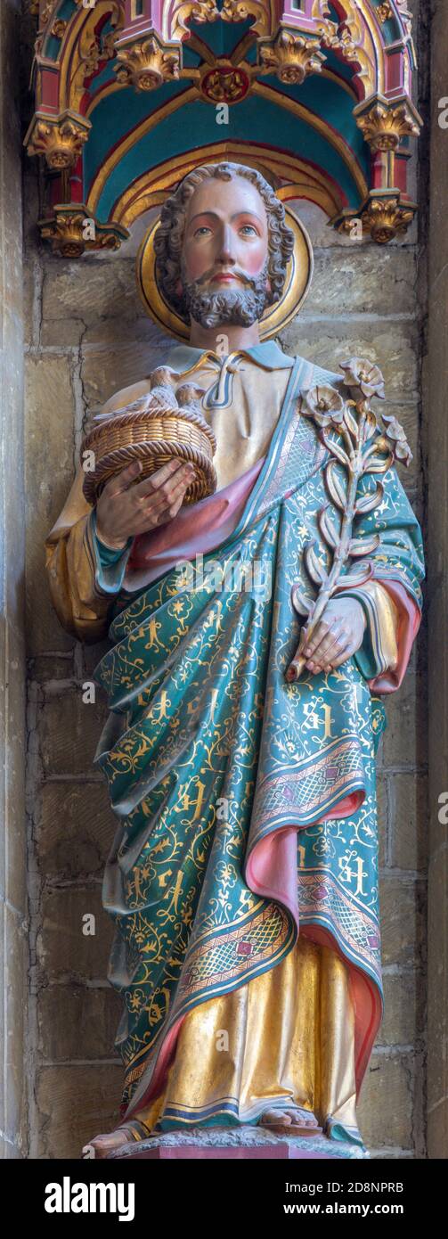 LEUVEN - SEPTEMBER 3,2013: Neugotische polychrome Statue von St. Joseph in St. Peters gotische Kathedrale im September Stockfoto