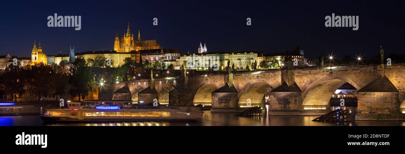 PRAG, TSCHECHISCHE REPUBLIK - 16. OKTOBER 2018: Das Panorama der Karlsbrücke, der Burg und der Kathedrale von der Promenade über die Moldau in der Abenddämmerung. Stockfoto