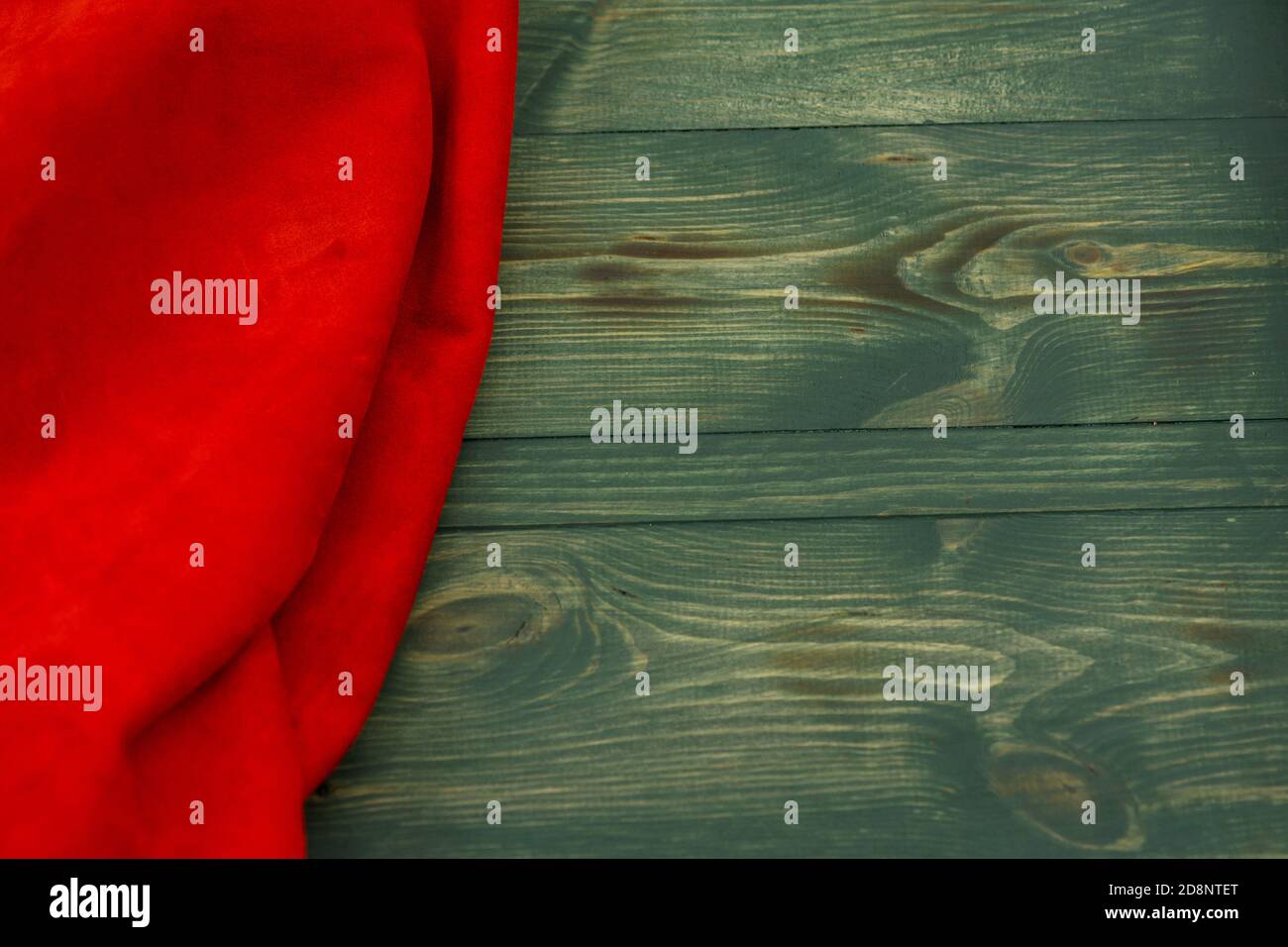 Rot matt Hintergrund aus Wildleder Stoff, Nahaufnahme. Samtstruktur aus nahtlosem Leder. Makro Filzmaterial. Stockfoto