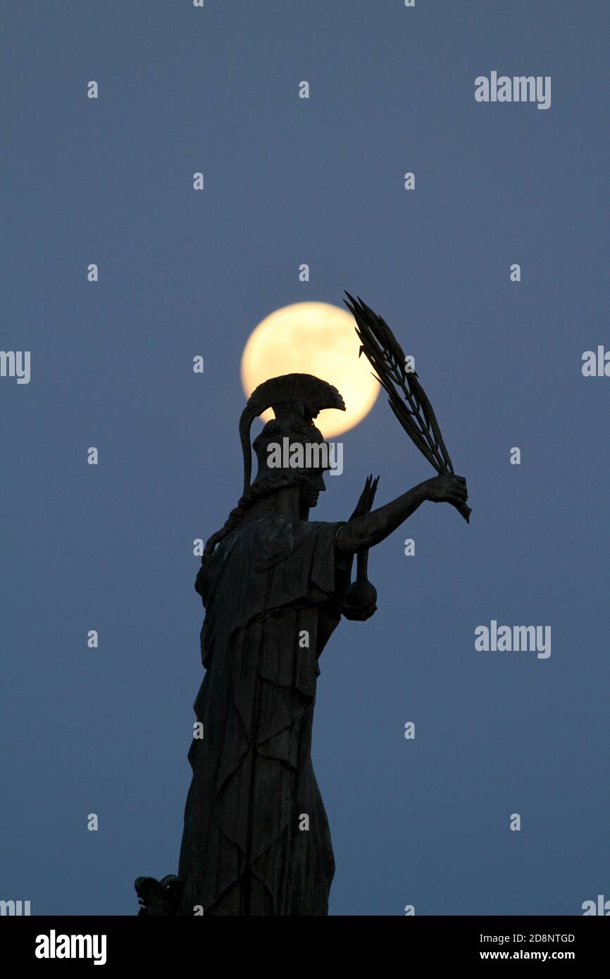 Troon, Cenotaph South Ayrshire, Schottland, Großbritannien, Vollmond hinter dem Kriegsdenkmal Stockfoto