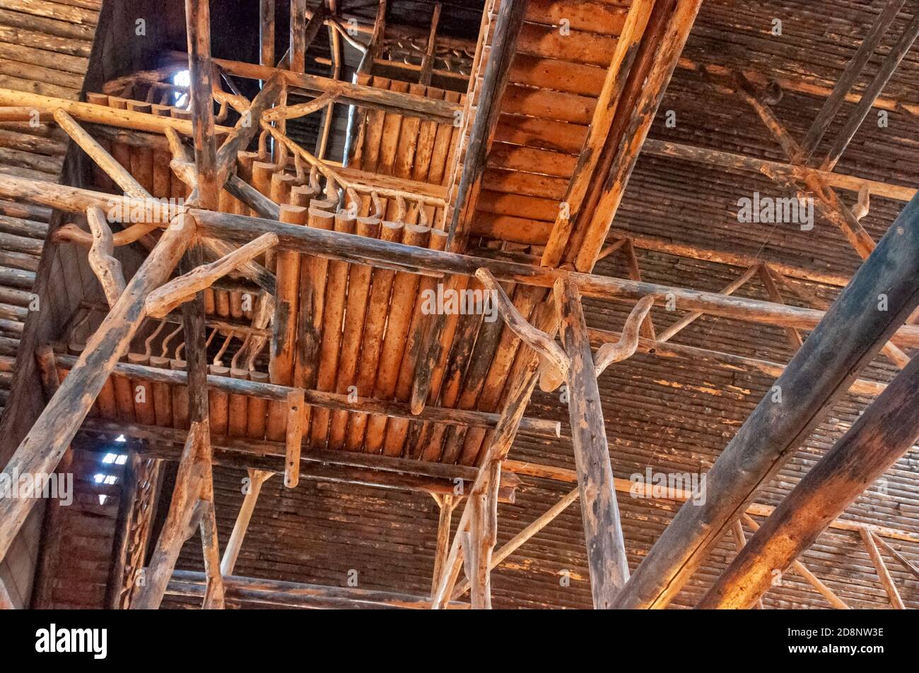 Yellowstone, Wyoming, USA - 24. Juni 2016: Nahaufnahme der Treppe und der Decke der Lobby im historischen Old Faithful Inn Hotel, Yellowstone, Wyomin Stockfoto