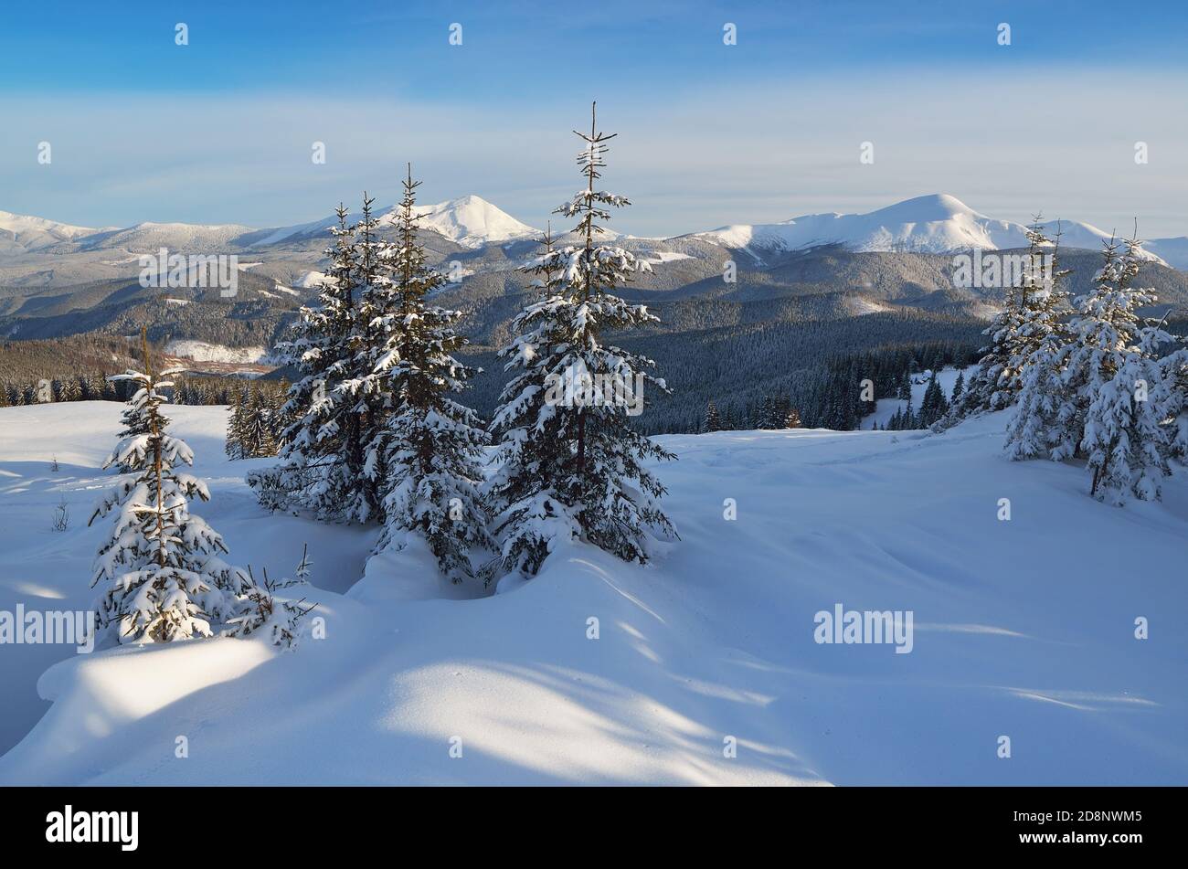 Sunny Mountain Landschaft frostigen Wintertag Stockfoto