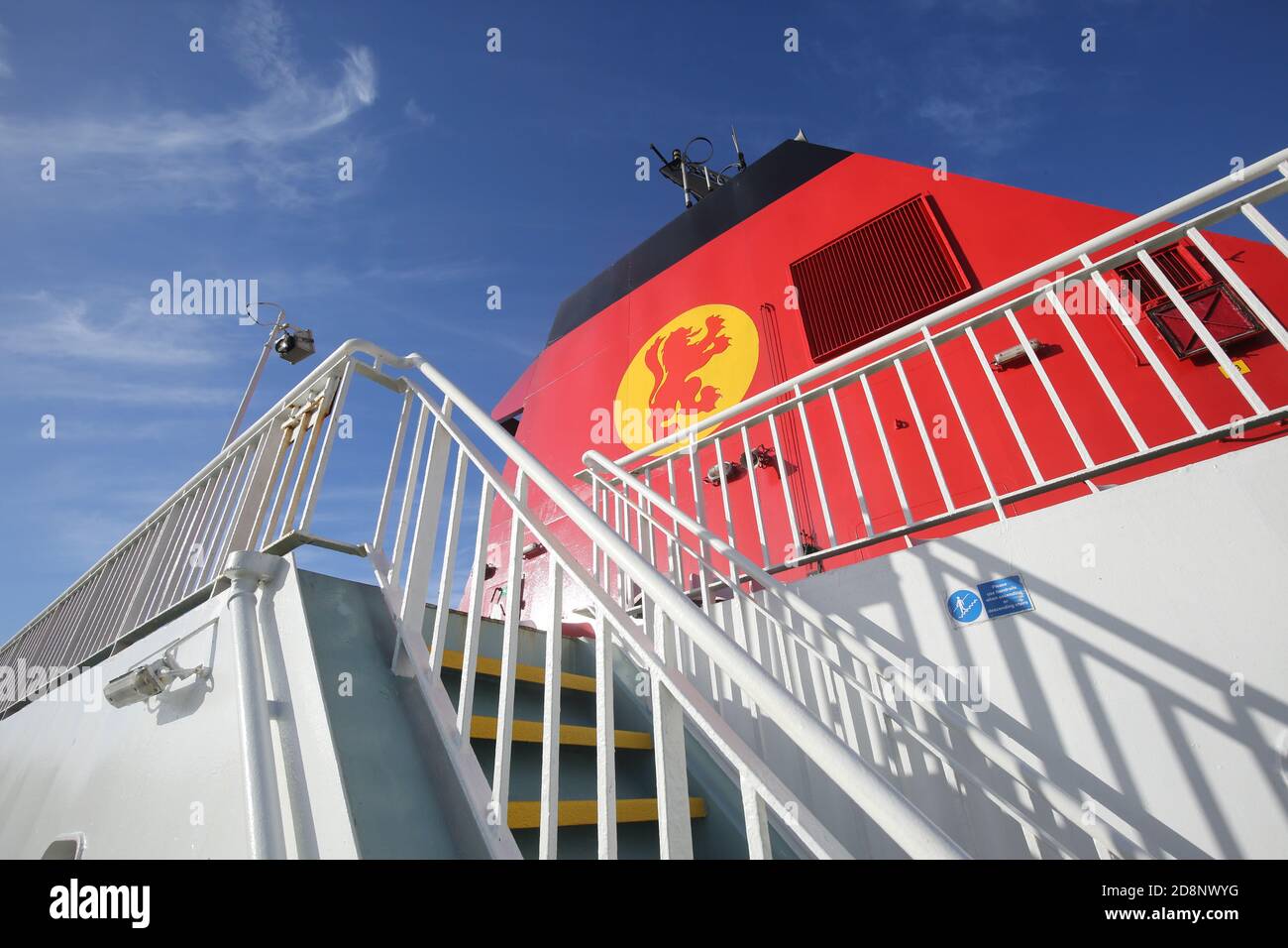 Isle of Arran, Ayrshire, Schottland, UK.Caledonian MacBrayne Ferry MV Caledonian Isles nähert sich Brodick Pier mit Blick auf Arran & goatfell Stockfoto