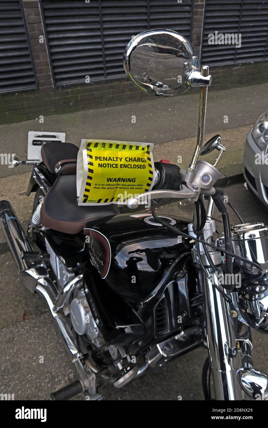 Strafgebühr Mitteilung ausgestellt auf einem Motorrad, Liverpool Stadtzentrum, Merseyside, England, Großbritannien, PCN in Old Hall Street Stockfoto