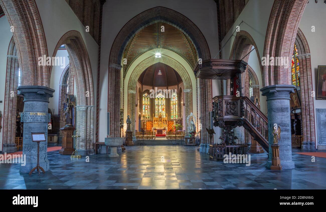 Brügge, Belgien - 13. Juni 2014: Kirchenschiff und Pfarrhaus von St. Giles gotische Kirche (Sint Gilliskerk). Stockfoto