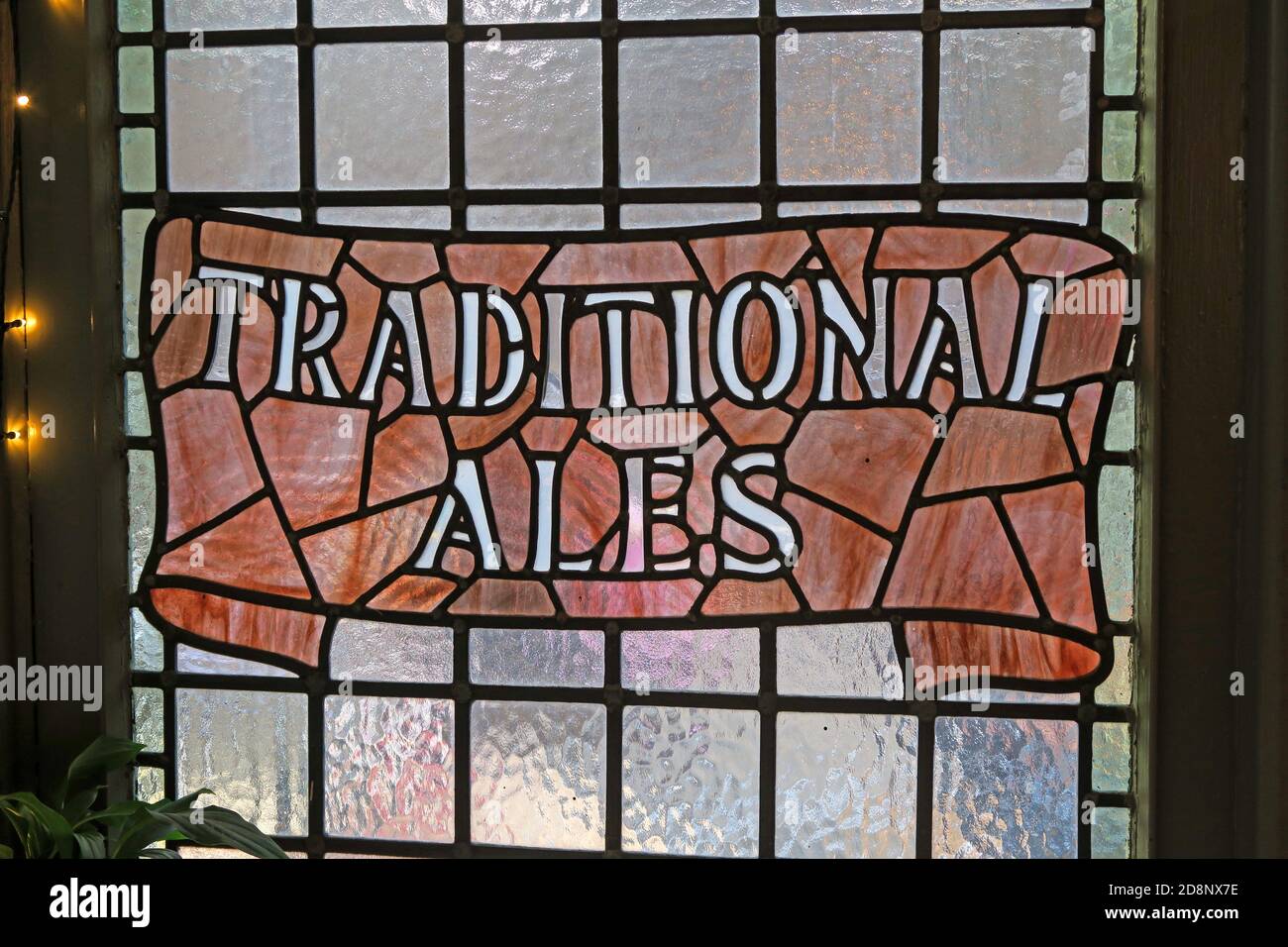 Traditionelles Ales, Glasmalerei, in einer Bar/Kneipe, Nottingham, Stadtzentrum, Nottinghamshire, England, Großbritannien Stockfoto