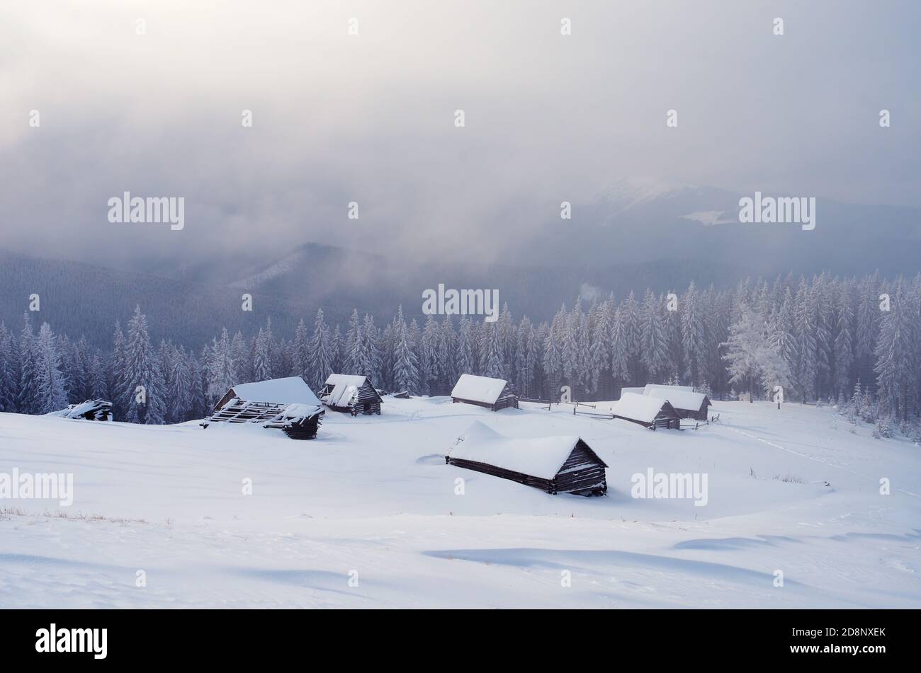 Winterlandschaft mit schneebedeckten Bergdörfern. Karpaten, Ukraine Stockfoto