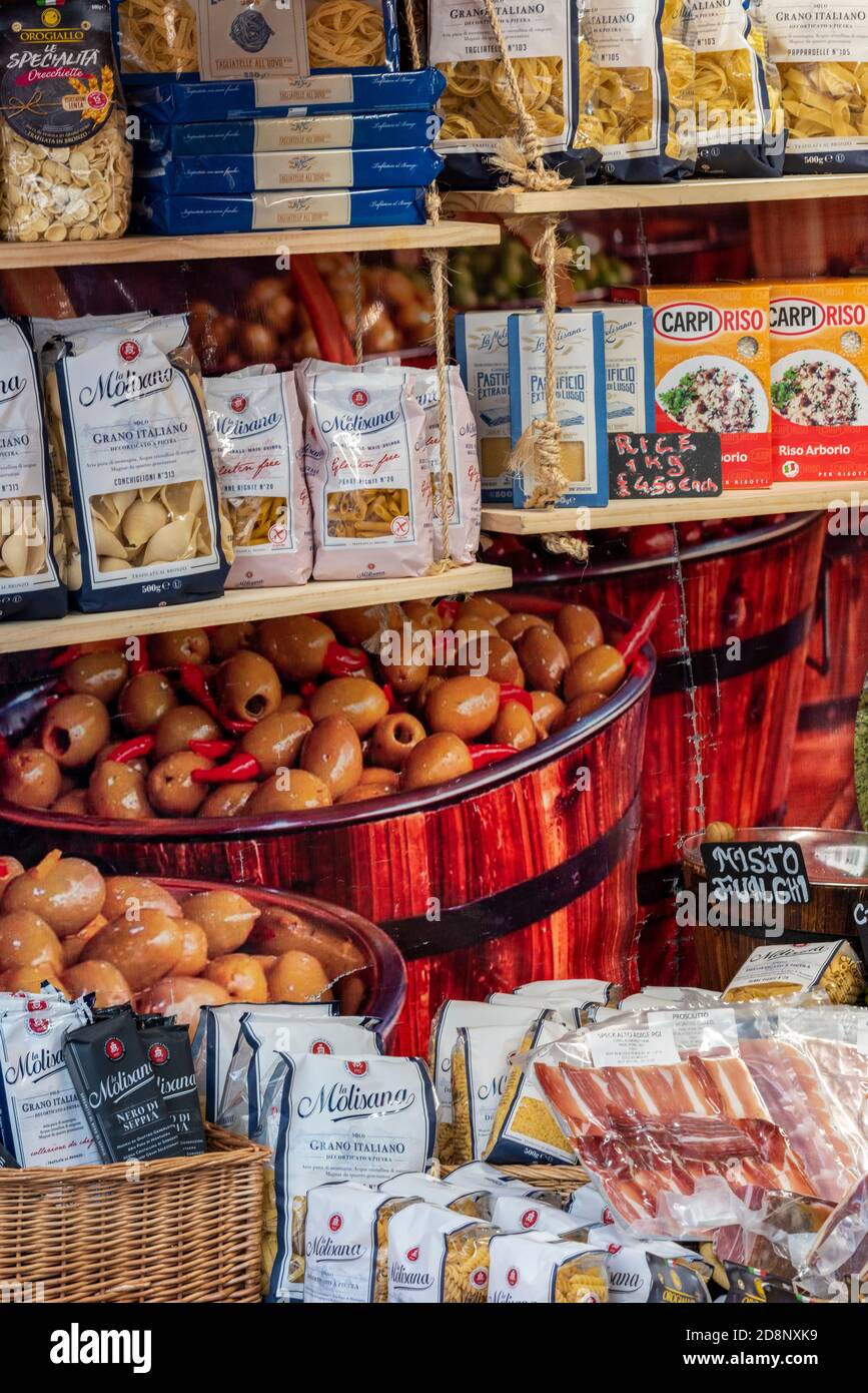 Frisches Obst und Gemüse verschiedene Lebensmittel, die in einem italienischen Delikatessengeschäft für Zutaten für die italienische Küche verkauft werden. Stockfoto