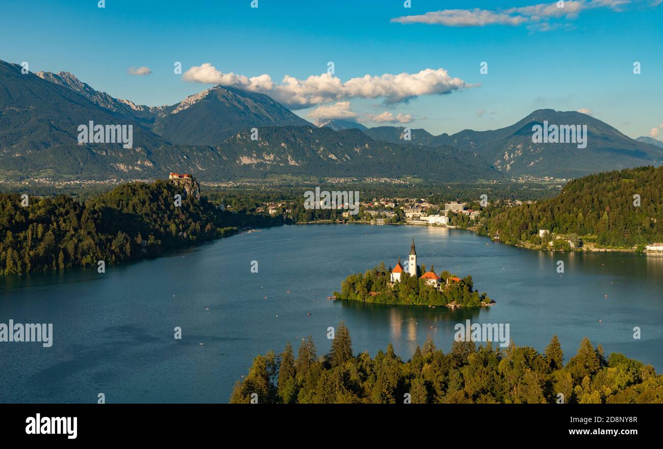 Ein Bild des Bleder Sees und der umliegenden Landschaft, mit der Insel Bled in der Mitte, aus einem Aussichtspunkt gesehen. Stockfoto