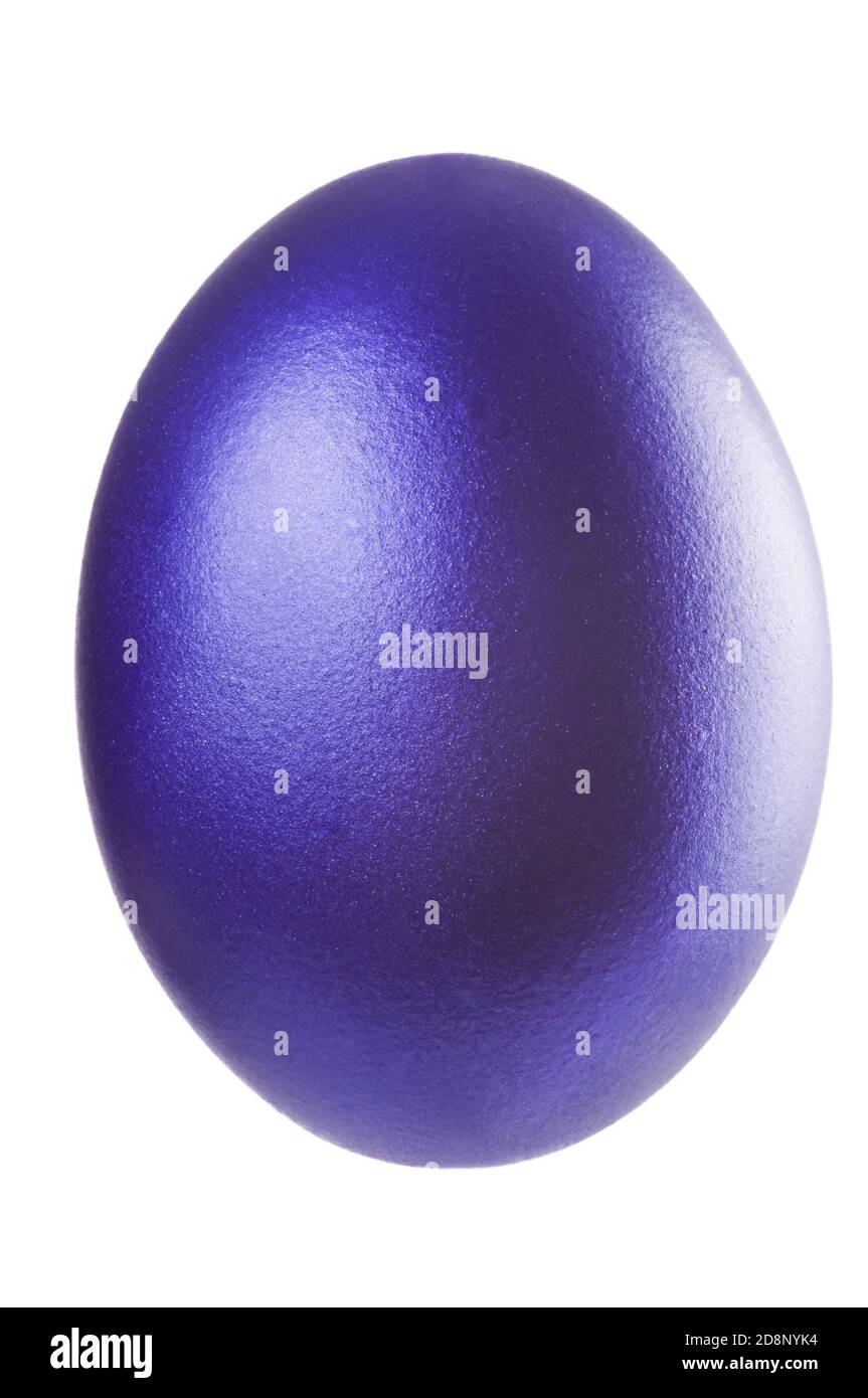 Einzelnes Osterei isoliert auf Weiß. Ein schönes Blue Violet Metallic Ei auf weißem Hintergrund. Studioaufnahme. Stockfoto