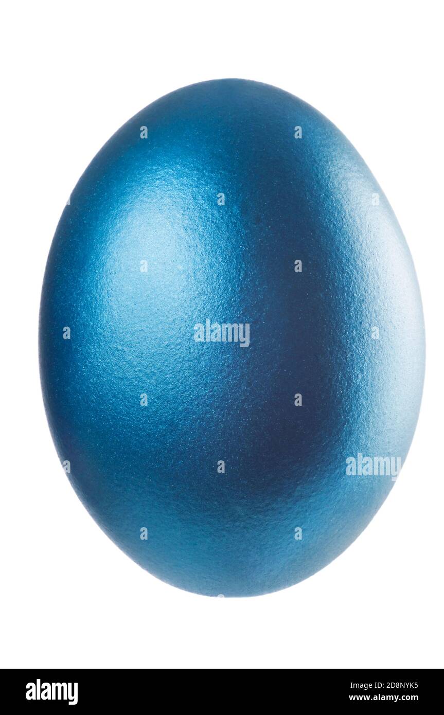 Einzelnes Osterei isoliert auf Weiß. Ein schönes blaues metallisches Ei auf weißem Hintergrund. Studioaufnahme. Stockfoto