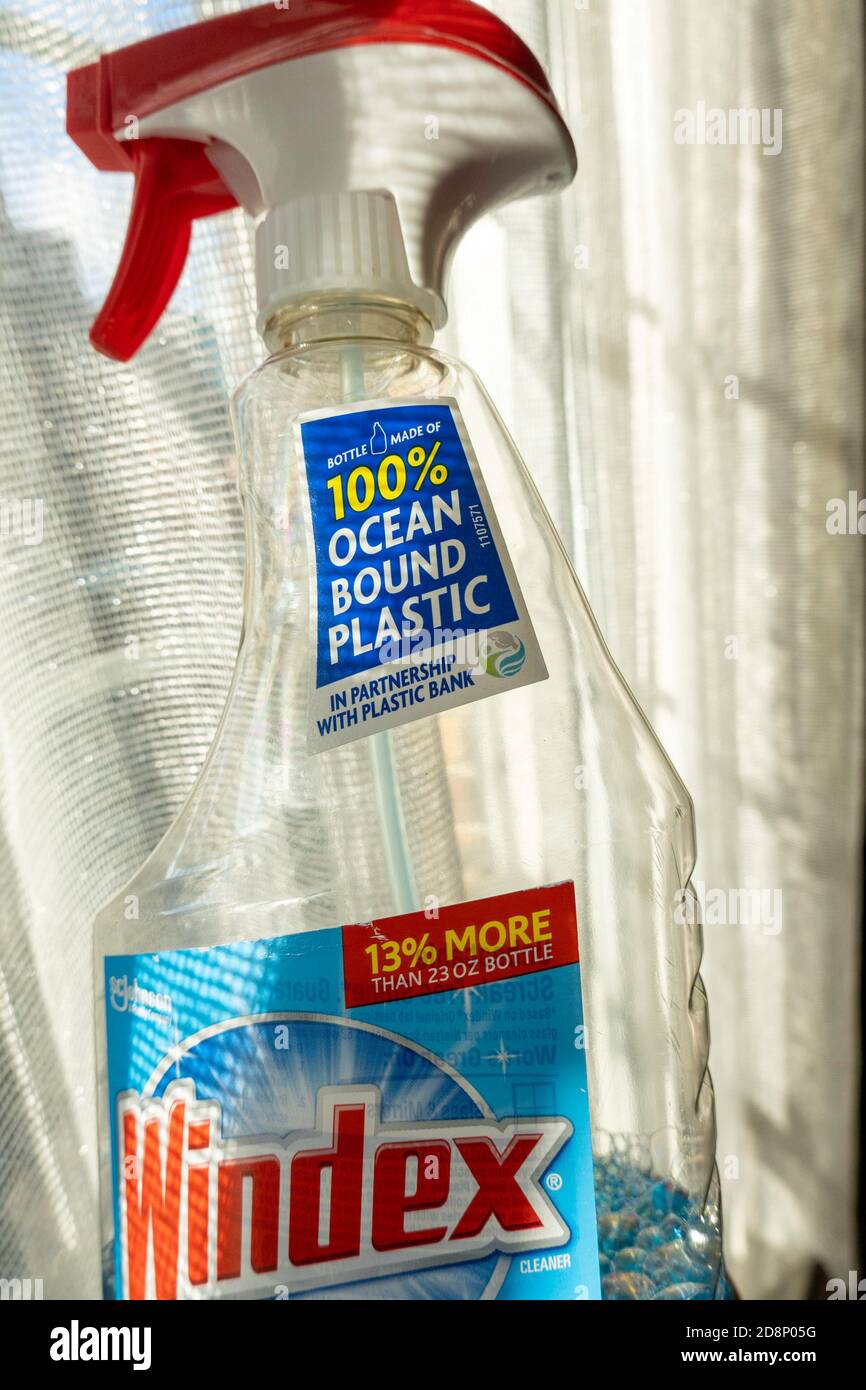 SC Johnson verfügt jetzt über 100% Ozean-gebundene Kunststoff-Trigger-Flaschen für Windex Glasreiniger, USA Stockfoto