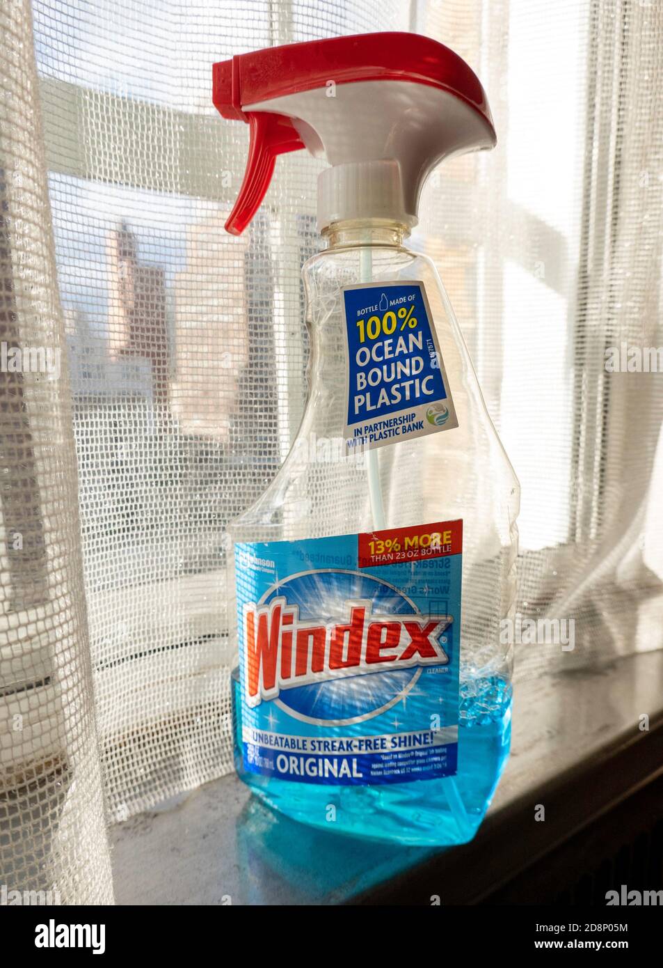 SC Johnson verfügt jetzt über 100% Ozean-gebundene Kunststoff-Trigger-Flaschen für Windex Glasreiniger, USA Stockfoto