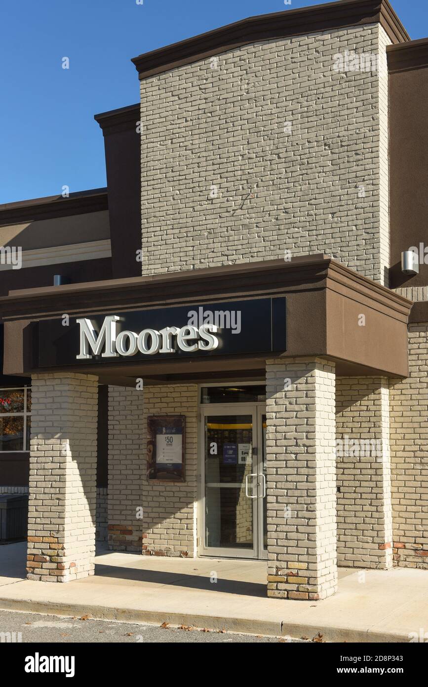 Ottawa, Kanada - 31. Oktober 2020: Moores Clothing for Men Store auf der Carling Ave ist ein kanadisches Unternehmen, das am besten für Anzüge bekannt ist. Im August 2020, Moore's Stockfoto