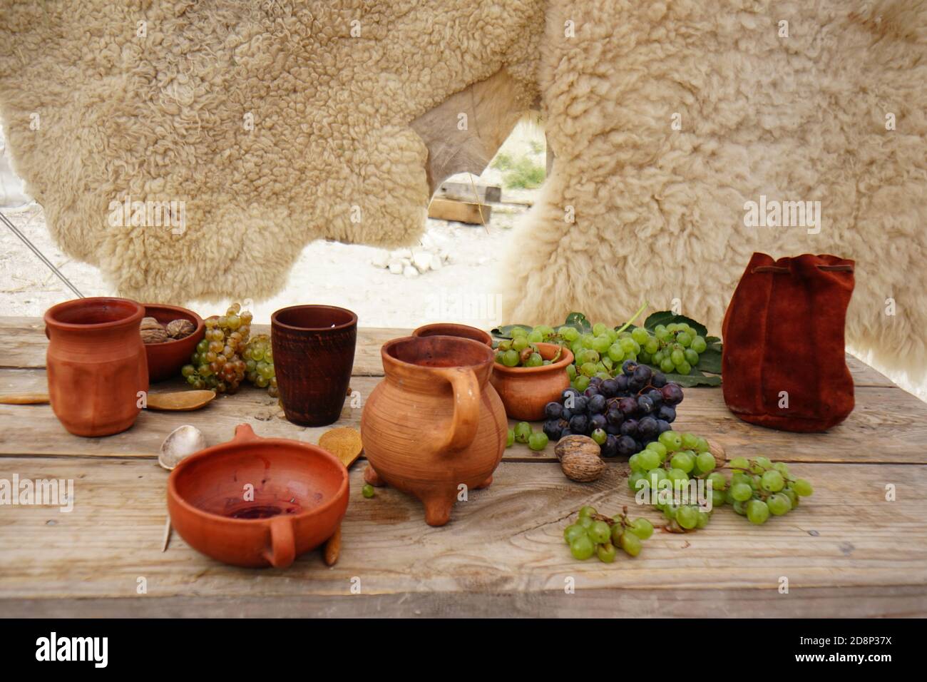 Stillleben Keramik Trauben und Früchte auf einem Stein Hintergrund Stockfoto