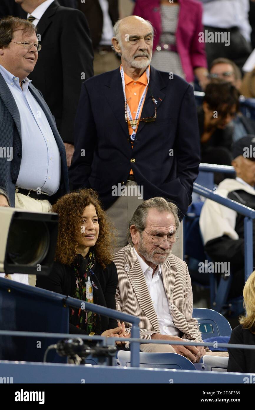 Queens, Vereinigte Staaten Von Amerika. September 2013. FLUSHING, NY - SEPTEMBER 05: Dawn Laurel-Jones Tommy Lee Jones Sean Connery Tag 11 der 2013 US Open im USTA Billie Jean King National Tennis Center 5. September 2013 im Flushing Viertel des Queens Stadtteils von New York City. Personen: Dawn Laurel-Jones Tommy Lee Jones Sean Connery Kredit: Storms Media Group/Alamy Live News Stockfoto