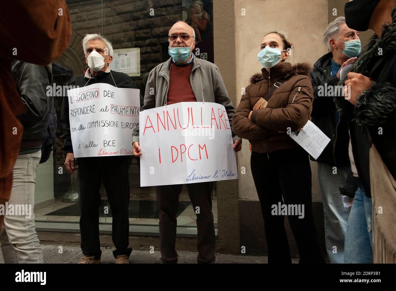 Menschen mit Plakaten und Plakaten auf öffentlichen Demonstrationen. Protest gegen die Einschränkung der Freiheiten während des Ausnahmezustands von Covid-19. Stockfoto