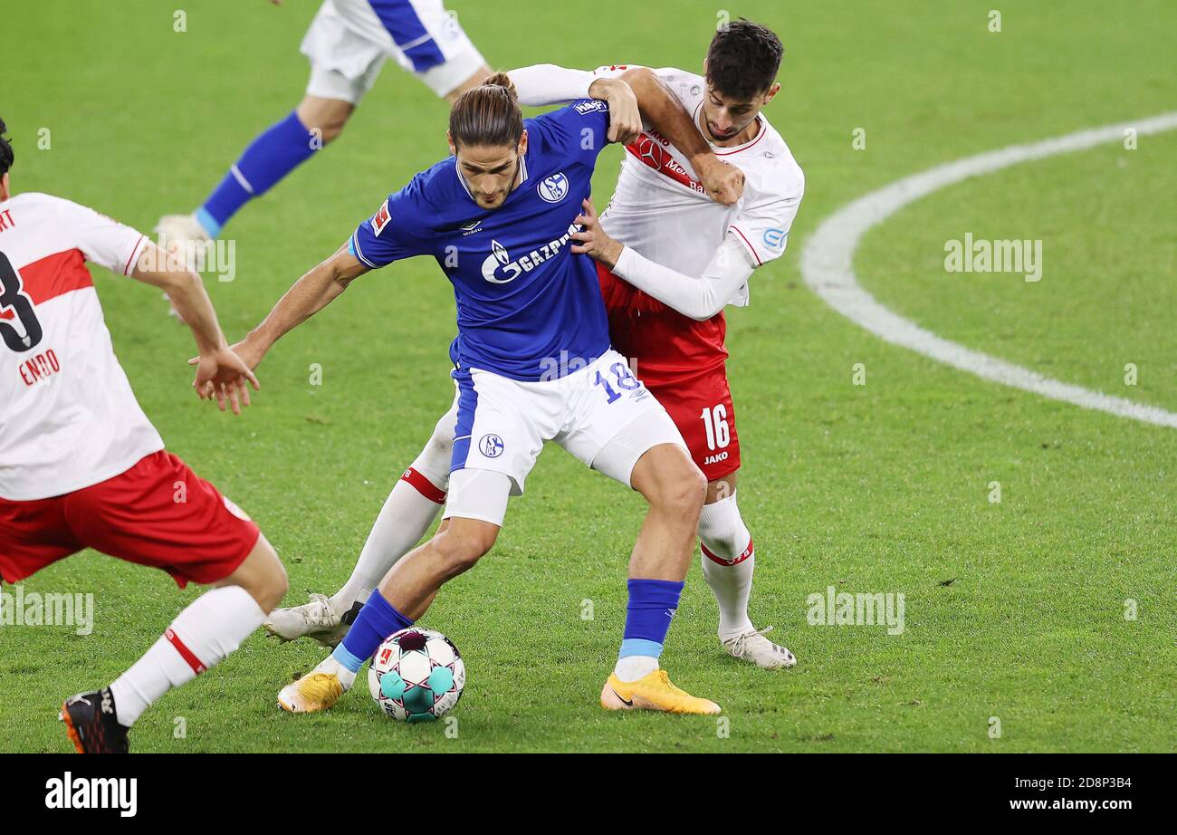 Goncalo Paciencia von Schalke und Atakan Karazor von Stuttgart während Das Bundesliga-Fußballspiel zwischen dem FC Schalke 04 Und VFB C Stockfoto