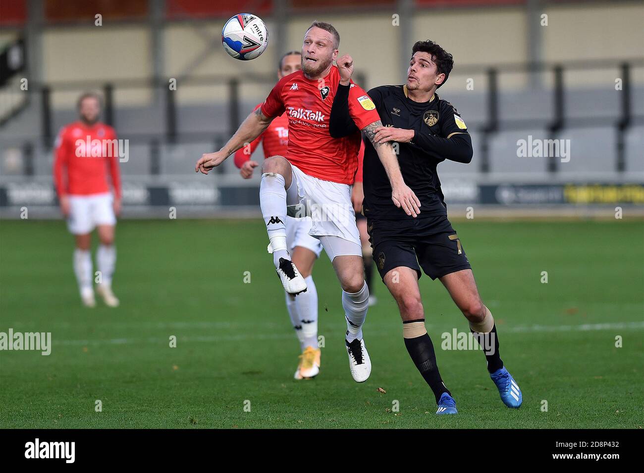 Salford, Großbritannien. Oktober 2020. SALFORD, ENGLAND. 31. OKTOBER Tom Clarke von Salford City und George Blackwood von Oldham Athletic in Aktion während des Sky Bet League 2-Spiels zwischen Salford City und Oldham Athletic in Moor Lane, Salford am Samstag, 31. Oktober 2020. (Kredit: Eddie Garvey, Mi News) Kredit: MI Nachrichten & Sport /Alamy Live Nachrichten Stockfoto