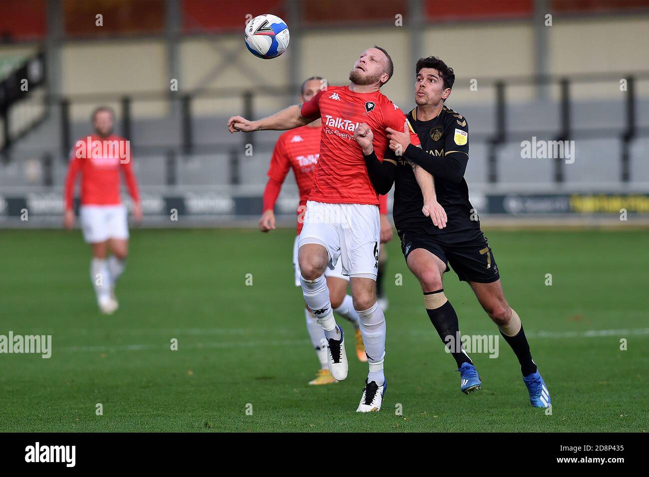 Salford, Großbritannien. Oktober 2020. SALFORD, ENGLAND. 31. OKTOBER Tom Clarke von Salford City und George Blackwood von Oldham Athletic in Aktion während des Sky Bet League 2-Spiels zwischen Salford City und Oldham Athletic in Moor Lane, Salford am Samstag, 31. Oktober 2020. (Kredit: Eddie Garvey, Mi News) Kredit: MI Nachrichten & Sport /Alamy Live Nachrichten Stockfoto