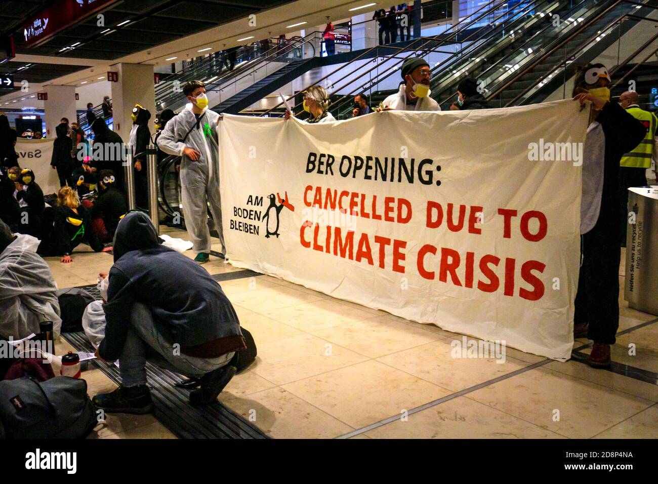 Klimaaktivisten protestieren gegen die Eröffnung des Internationalen Flughafens Berlin Brandenburg (BER) mit dem Schild "BER-Eröffnung: Wegen Klimakrise abgesagt". Stockfoto