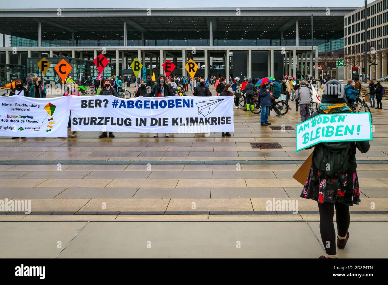 Klimaaktivisten protestieren gegen die Eröffnung des neuen Flughafens Berlin Brandenburg International Airport (BER). Stockfoto