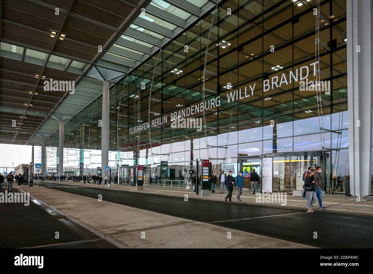 Außenansicht des Terminals 1 des neu eröffneten Flughafens Berlin Brandenburg International Airport (BER) oder Flughafen Berlin Brandenburg Willy Brandt. Stockfoto