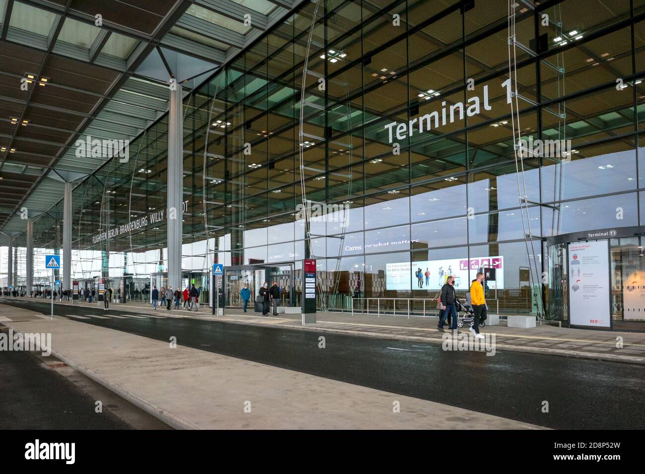 Außenansicht des Terminals 1 des neu eröffneten Flughafens Berlin Brandenburg International Airport (BER) oder Flughafen Berlin Brandenburg Willy Brandt. Stockfoto