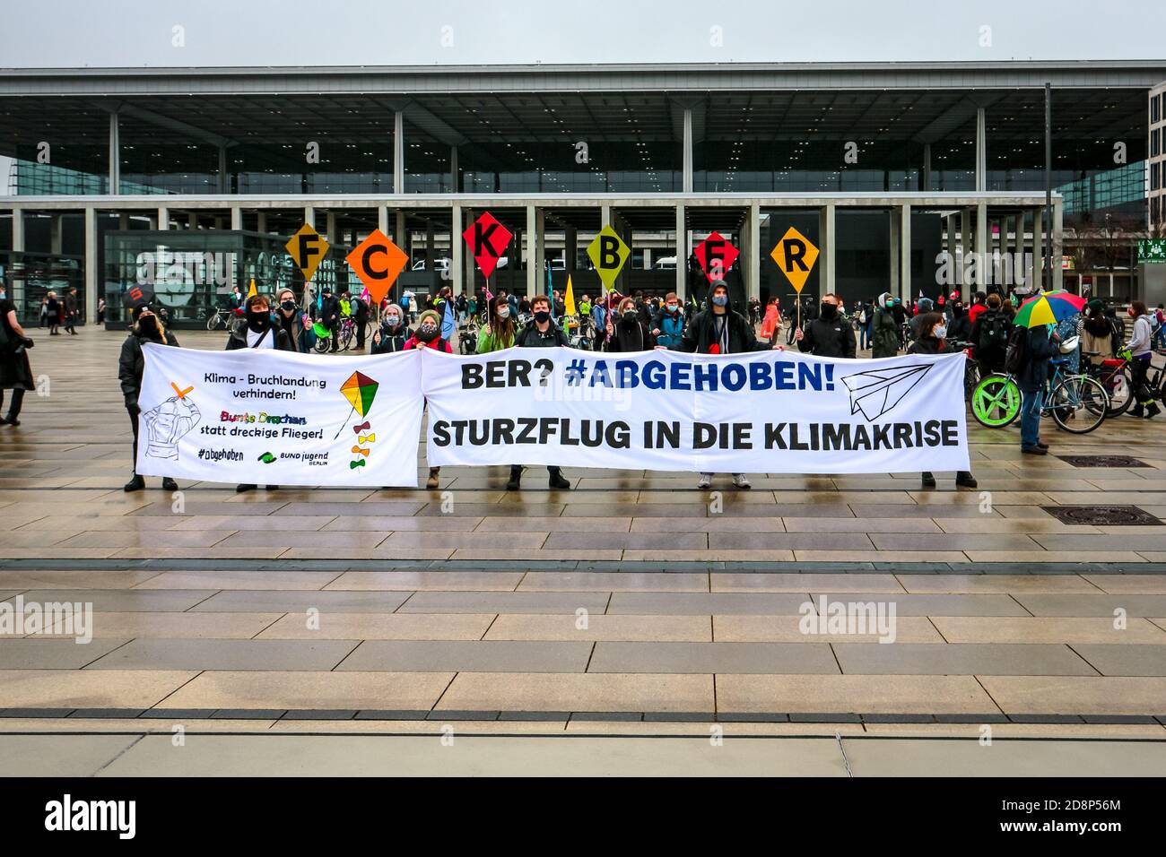 Klimaaktivisten protestieren gegen die Eröffnung des neuen Flughafens Berlin Brandenburg International Airport (BER). Stockfoto