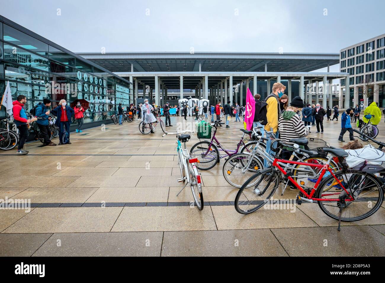 Klimaaktivisten protestieren gegen die Eröffnung des neuen Flughafens Berlin Brandenburg International Airport (BER). Stockfoto